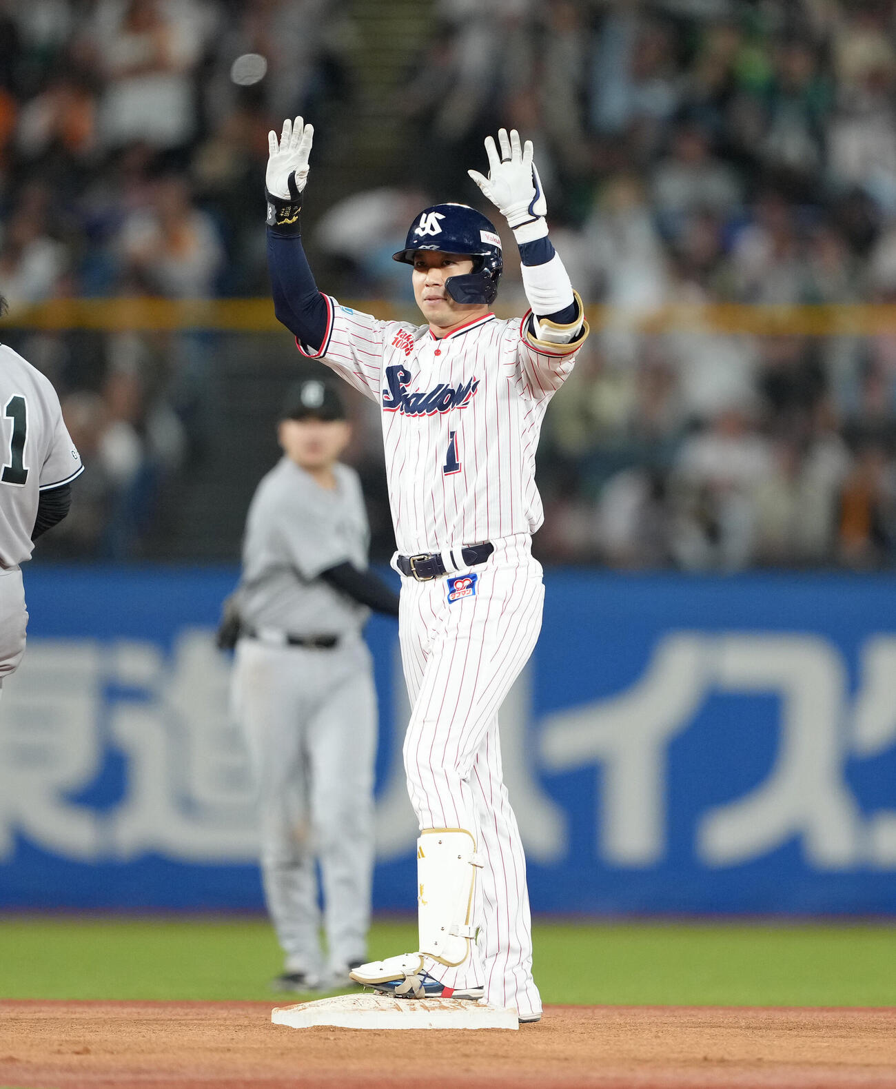 ヤクルト対巨人　8回裏ヤクルト1死、1死二塁、山田哲人は2点適時二塁打を放つ（撮影・足立雅史）