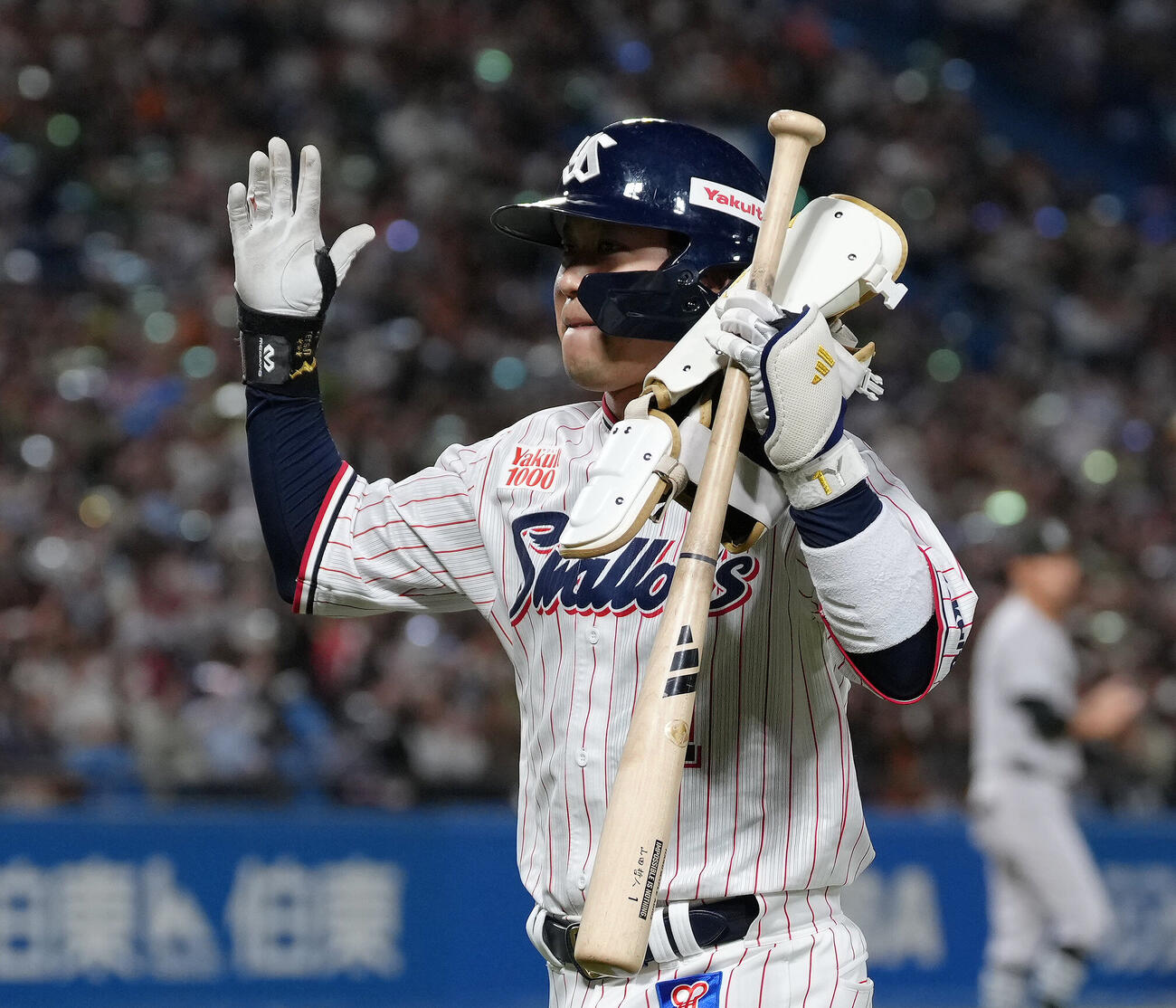 ヤクルト対巨人　8回裏ヤクルト1死、1死二塁、山田哲人は2点適時二塁打を放ち代走を告げられベンチに戻る（撮影・足立雅史）