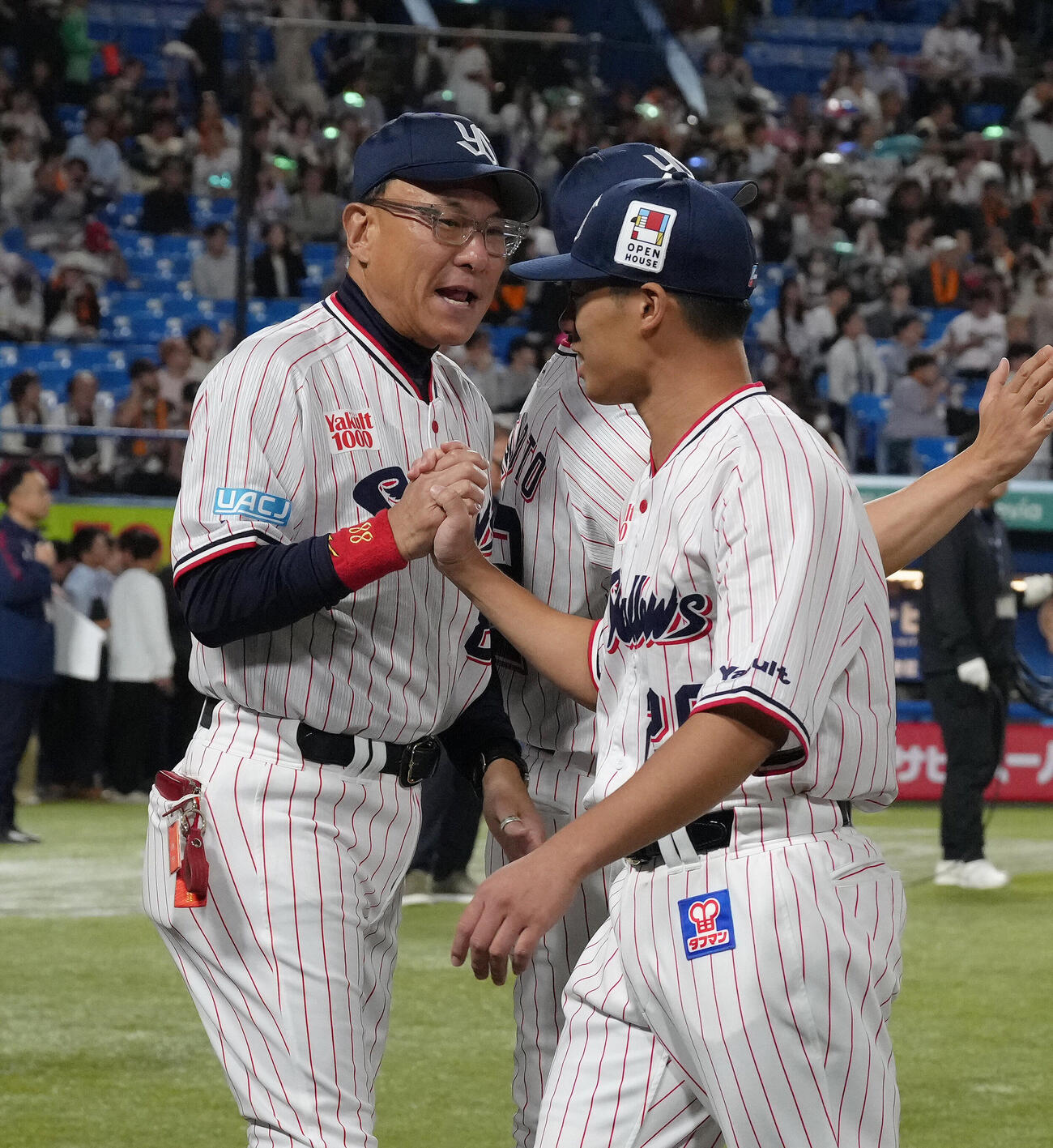 ヤクルト対巨人　勝利したヤクルト池山隆寛監督（左）は山野太一をねぎらう（撮影・足立雅史）