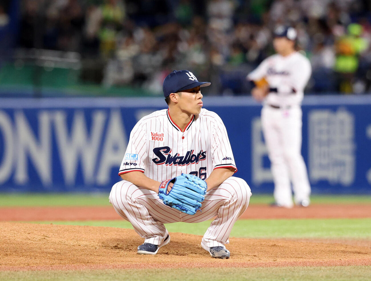 ヤクルト対巨人　2回表巨人1死、砂川リチャードにソロ本塁打を浴び、座り込む山野太一（撮影・浅見桂子）