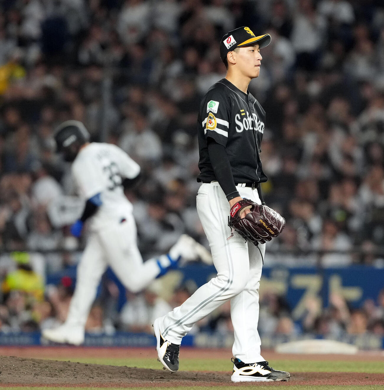 ロッテ対ソフトバンク　4回裏ロッテ1死、井上広大に同点のソロ本塁打を浴びる前田悠伍（撮影・たえ見朱実）
