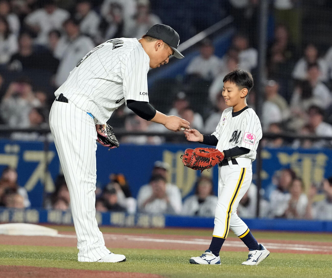 ロッテ対ソフトバンク　ファーストピッチを務める息子の稜汰くんにボールを手渡すロッテ角中勝也（撮影・たえ見朱実）