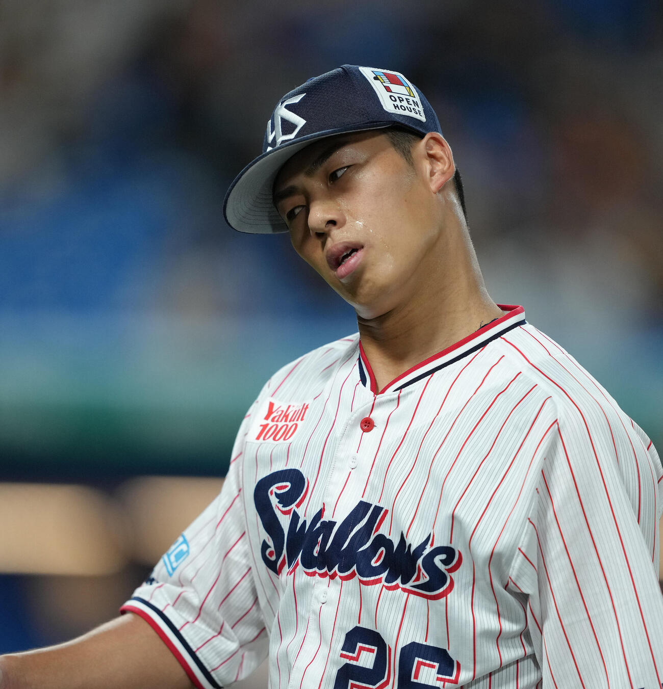 ヤクルト対巨人　2回表巨人に先制を許し、首をかしげベンチに戻るヤクルト山野太一（撮影・足立雅史）