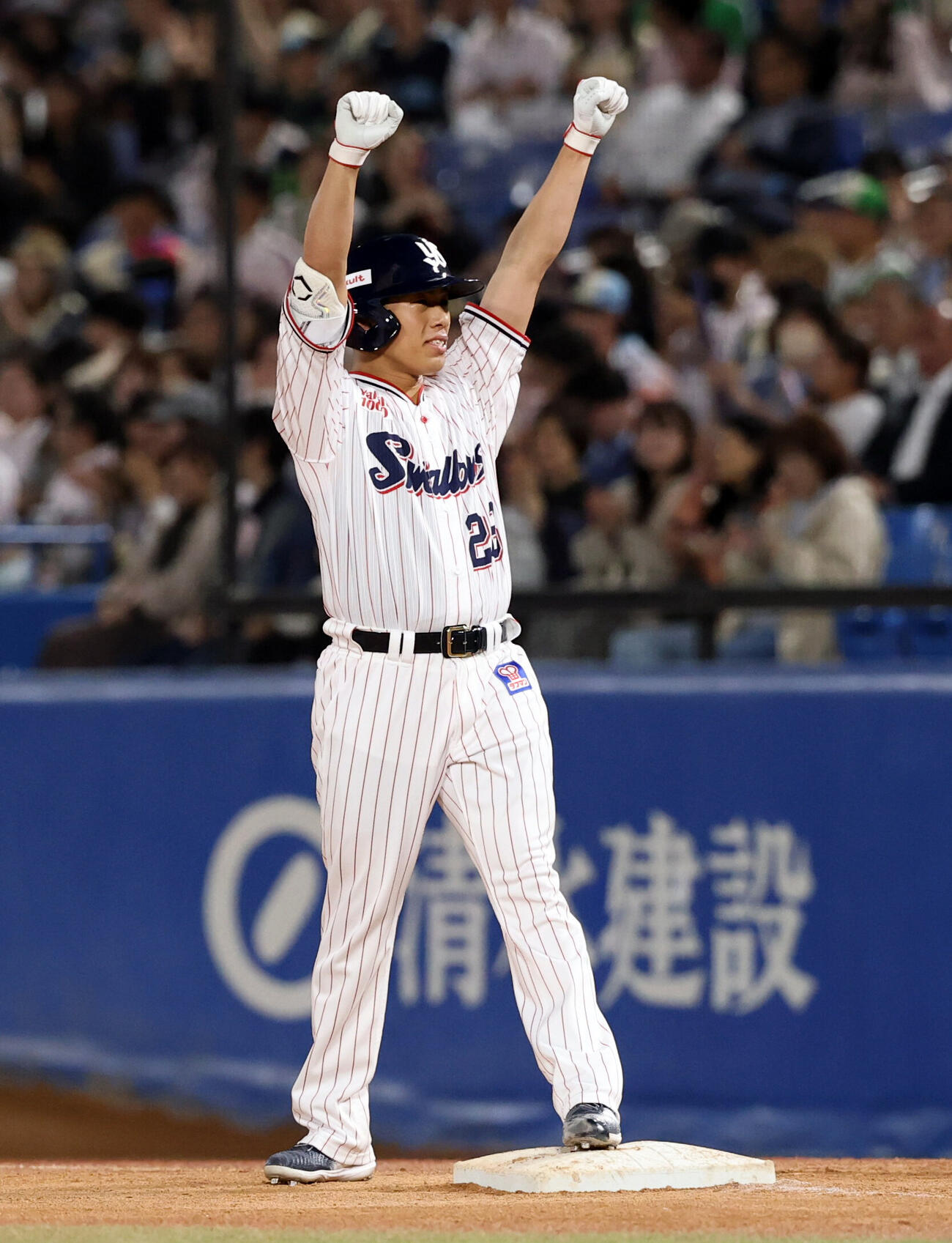 ヤクルト対巨人　5回裏ヤクルト無死、安打を放ちガッツポーズの山野太一（撮影・浅見桂子）