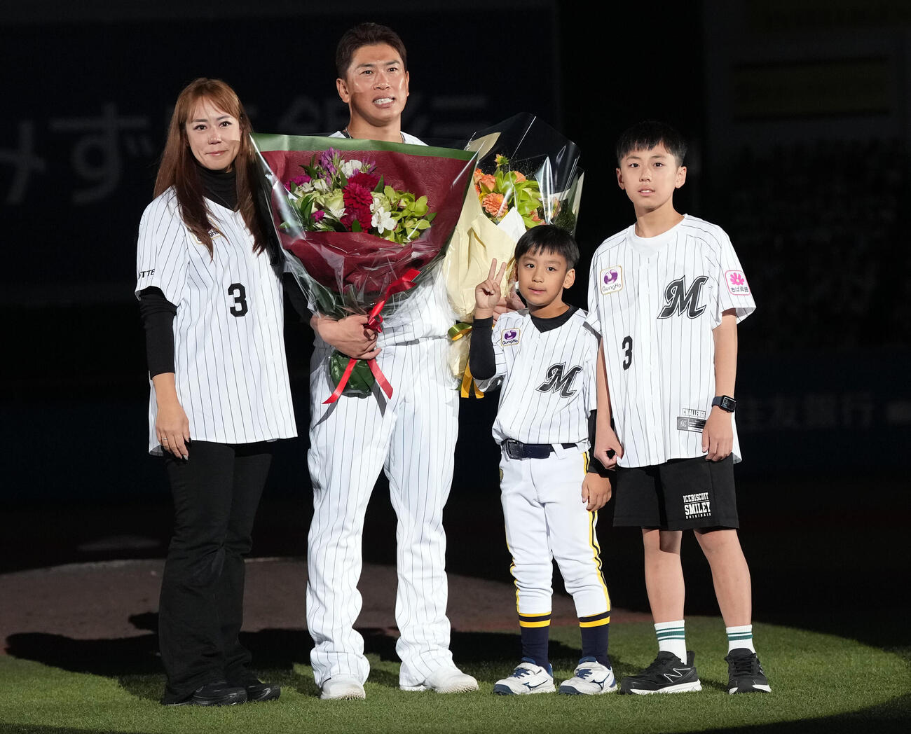 引退セレモニーで家族と記念撮影に納まる、ロッテ角中勝也。左から角中夫人、1人おいて次男の稜汰くん、長男の優斗くん（撮影・たえ見朱実）