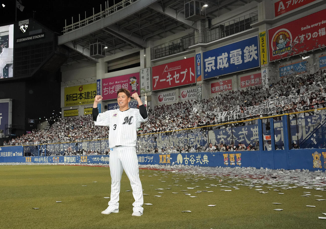 ファンを背にポーズを決めるロッテ角中勝也（撮影・たえ見朱実）