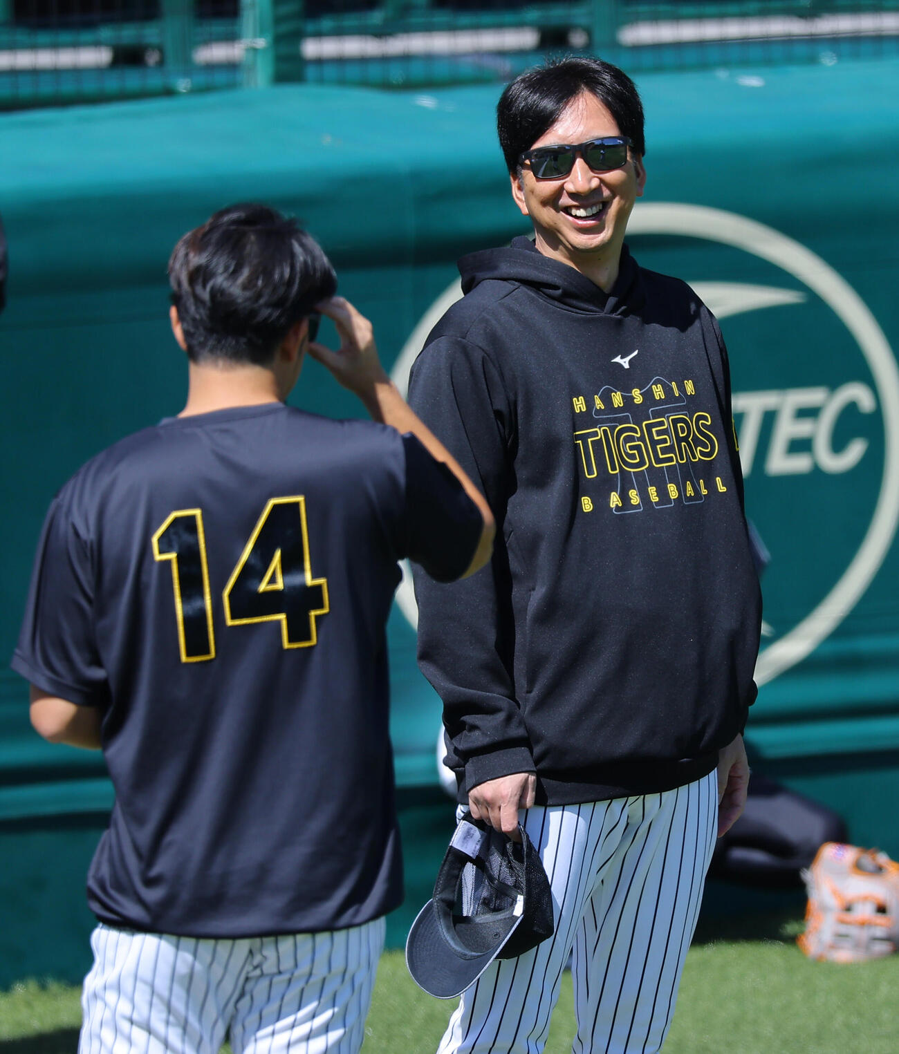 岩貞祐太（左）と笑顔で話をする藤川球児監督（撮影・上田博志）