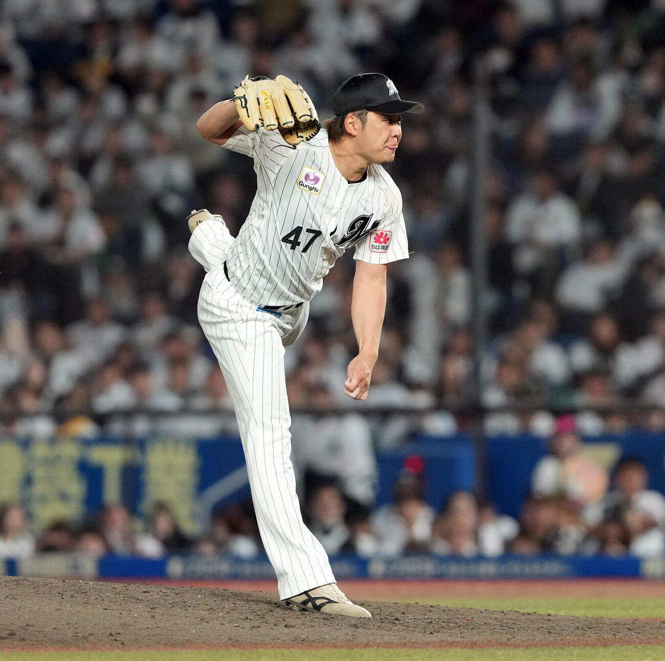 ロッテ対ソフトバンク　7回からマウンドに上がったロッテ鈴木昭汰（撮影・たえ見朱実）