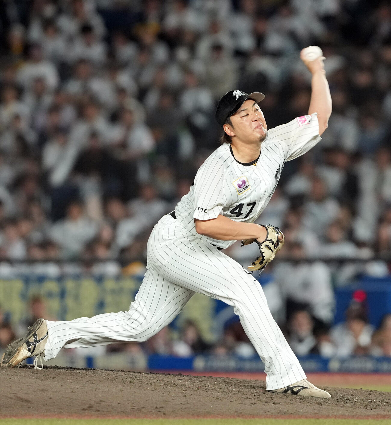 ロッテ対ソフトバンク　7回からマウンドに上がったロッテ鈴木昭汰（撮影・たえ見朱実）