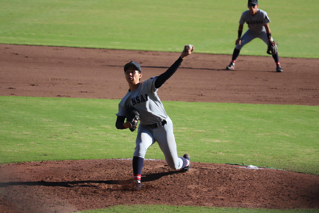 関大対近大　先発した関大・米沢友翔（撮影・佐藤妙月）