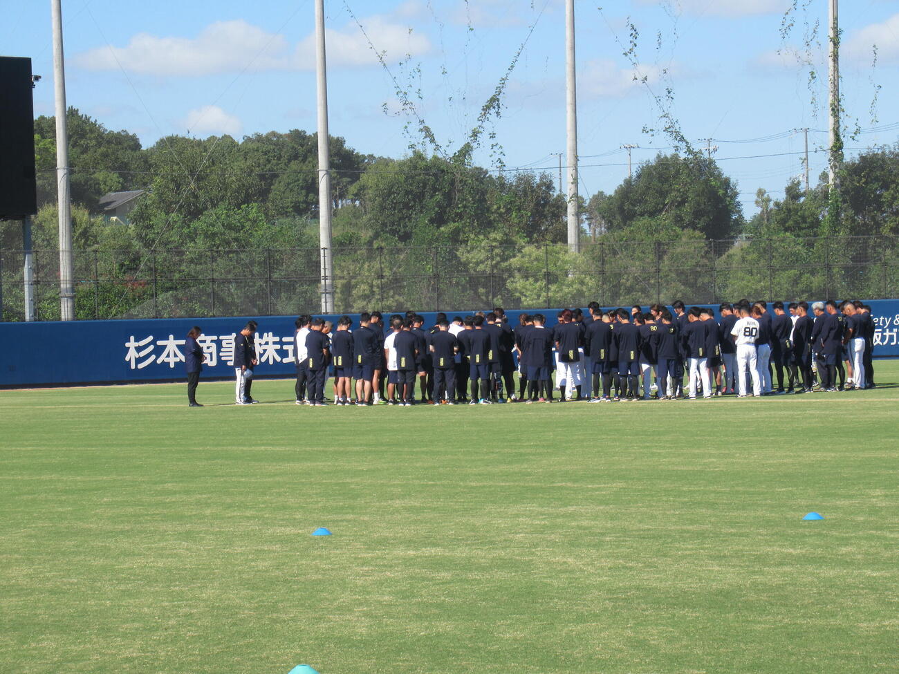 全体練習を再開し、練習開始前に野上さん急逝への黙祷を捧げるオリックス2軍ナイン（撮影・伊東大介）