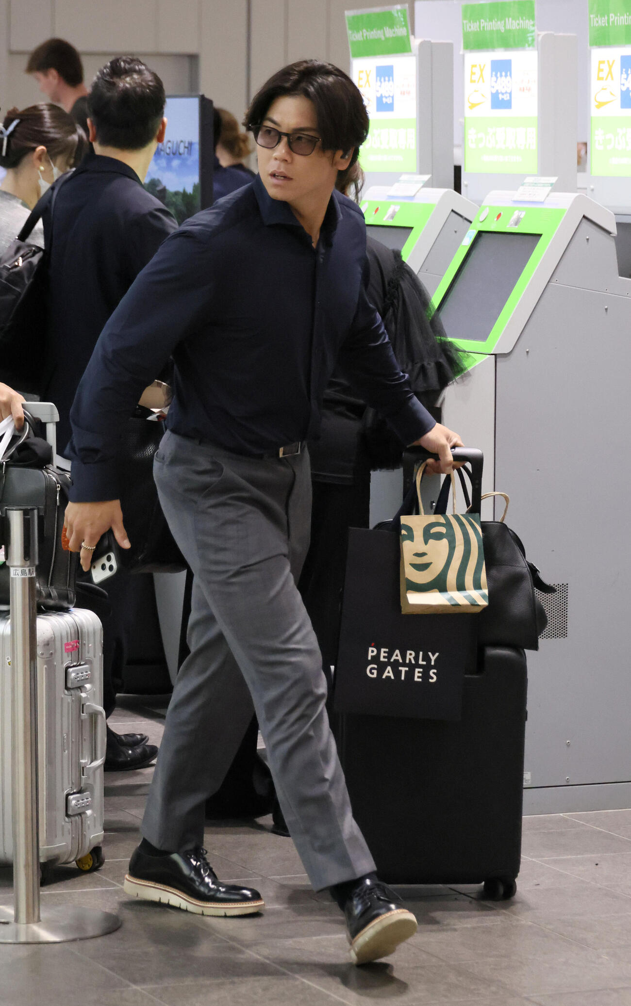 広島駅に到着した阪神梅野隆太郎（撮影・加藤孝規）