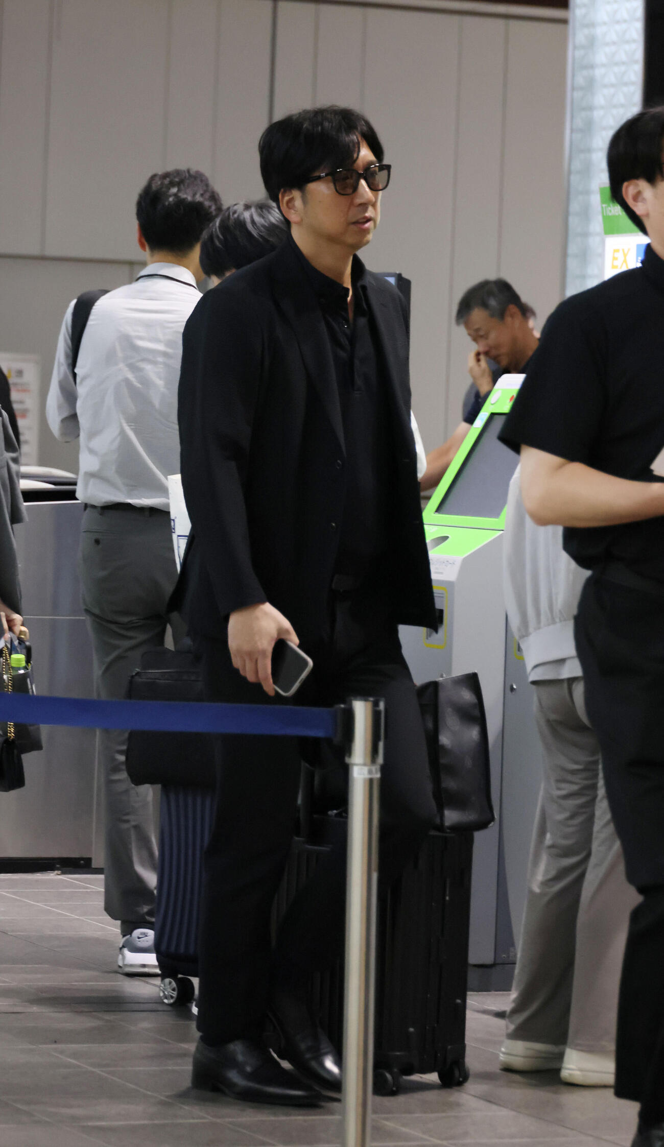 広島に到着した阪神藤川球児監督（撮影・加藤孝規）