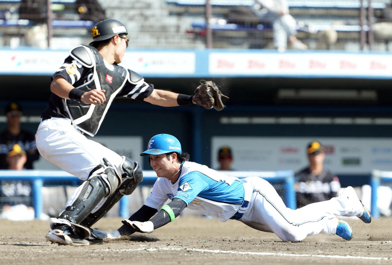日本ハム対ソフトバンク　3回裏日本ハム1死一、二塁、宮崎一樹の右前打で生還する浅間大基（撮影・たえ見朱実）