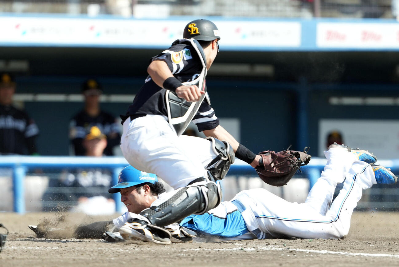 日本ハム対ソフトバンク　3回裏日本ハム1死一、二塁、宮崎一樹の右前打で生還する浅間大基（撮影・たえ見朱実）