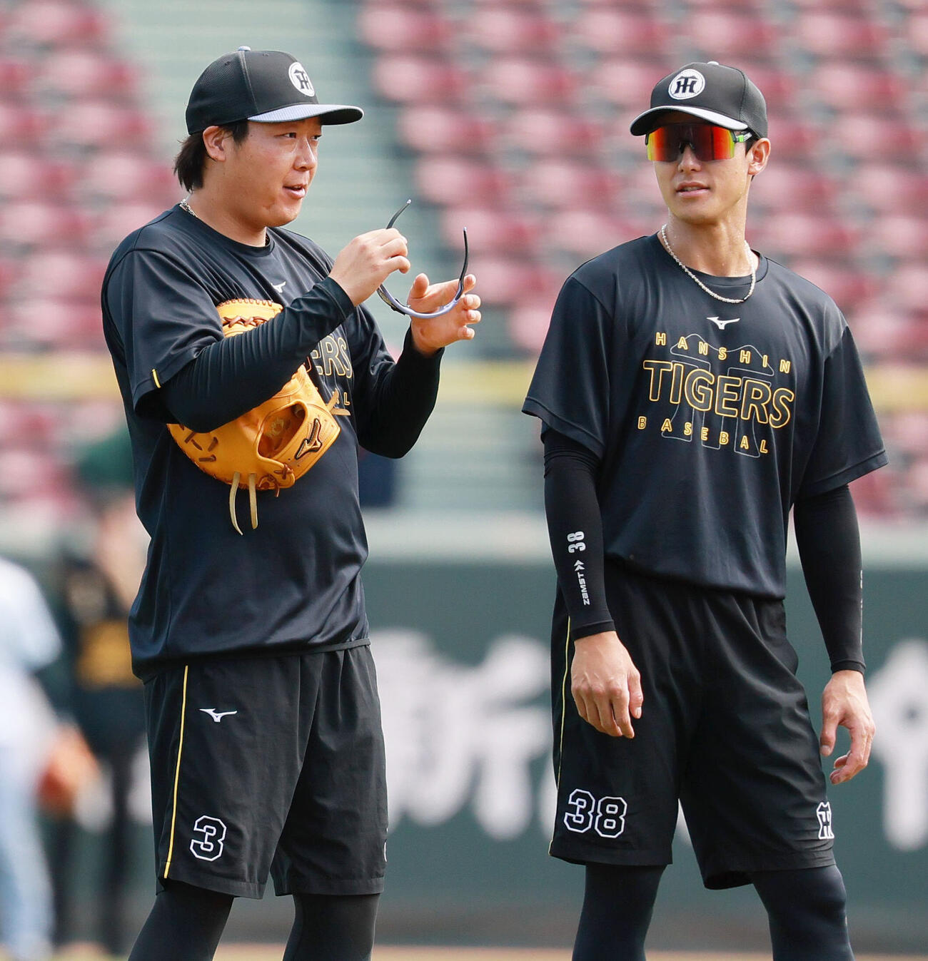 試合前の練習で話す阪神大山悠輔（左）と小幡竜平（撮影・上山淳一）