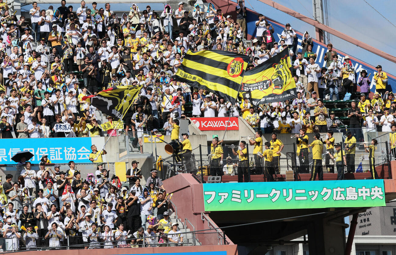 広島対阪神　試合前、応援する阪神ファン（撮影・加藤孝規）