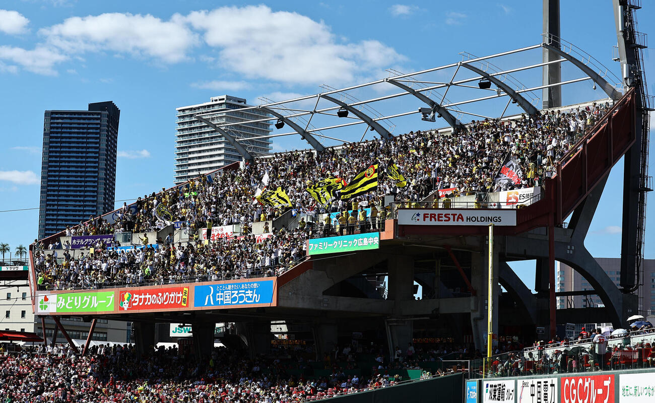広島対阪神　マツダスタジアムで応援する阪神ファン（撮影・上田博志）