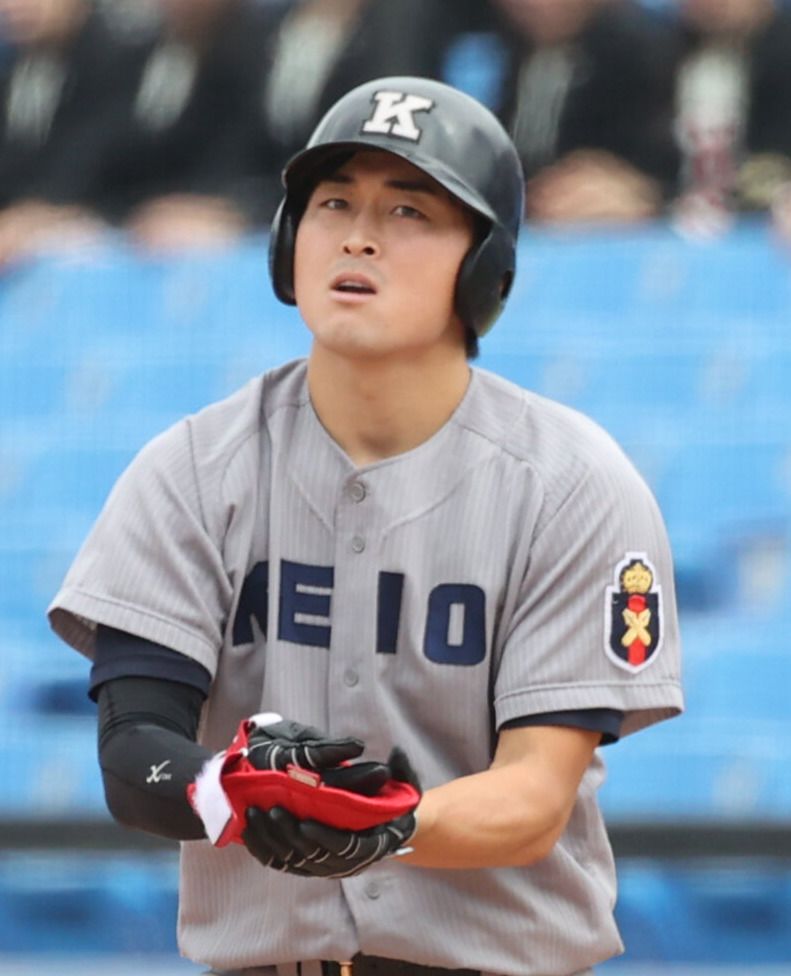 法大対慶大　8回裏慶大1死満塁、小原大和は2点適時内野安打を放つ（撮影・柴田隆二）