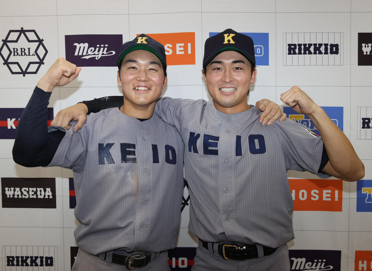法大対慶大　勝利した慶大・横地広太（左）と小原大和はガッツポーズする（撮影・柴田隆二）