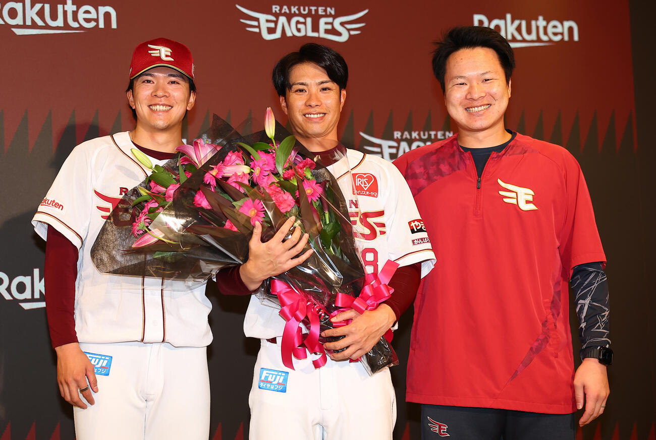 引退会見で早川隆久（左）、鎌田佳直コーディネーター（右）からねぎらわれる楽天辛島航（撮影・野上伸悟）