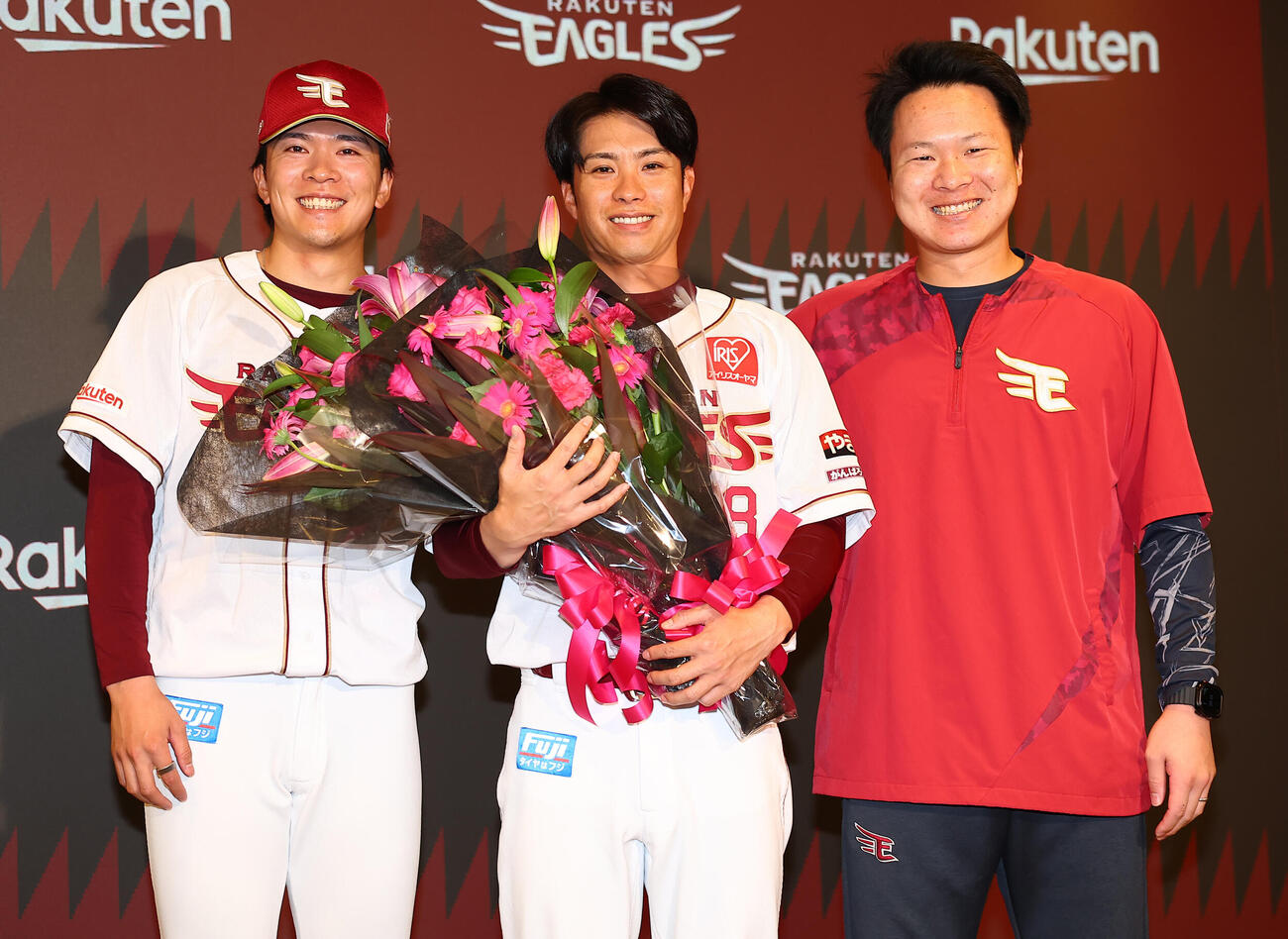 引退会見で早川隆久（左）、鎌田佳直コーディネーター（右）からねぎらわれる楽天辛島航（撮影・野上伸悟）
