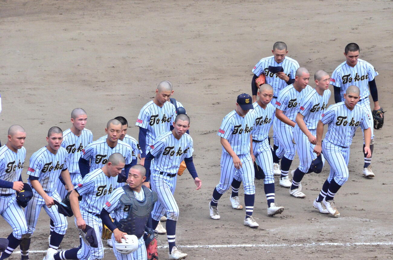 秋季東京大会1回戦で京華商に2桁得点と快勝を収めた東海大菅生（撮影・平山連）