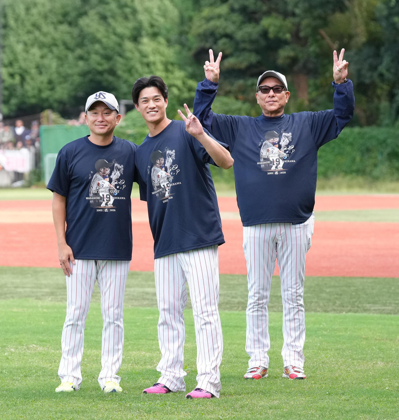 ヤクルト対中日　練習の合間、ヤクルトの石川雅規（左）、高橋奎二（中央）の記念撮影に加わる池山隆寛監督（撮影・足立雅史）