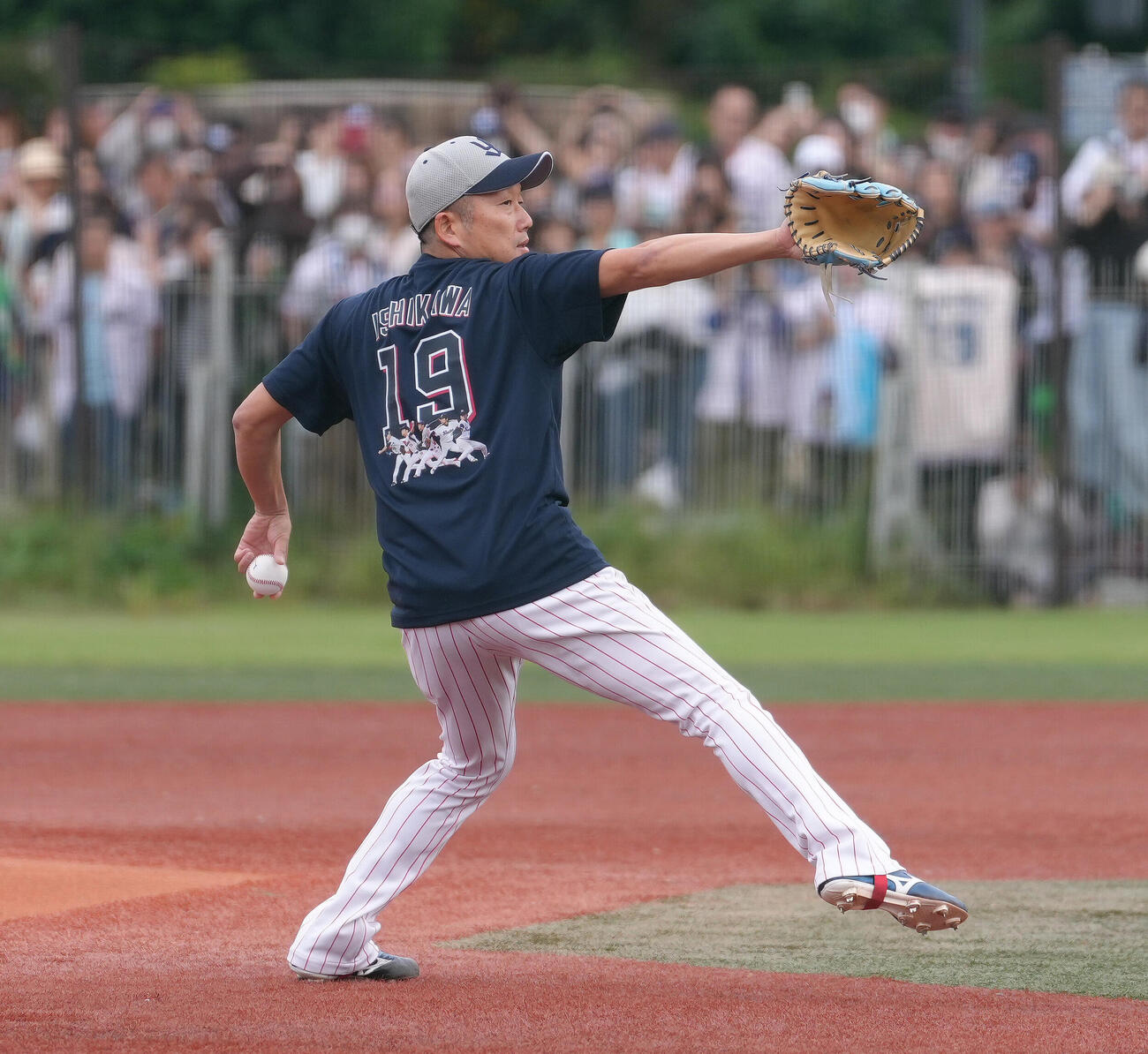 ヤクルト対中日　試合前、調整するヤクルト石川雅規（撮影・足立雅史）