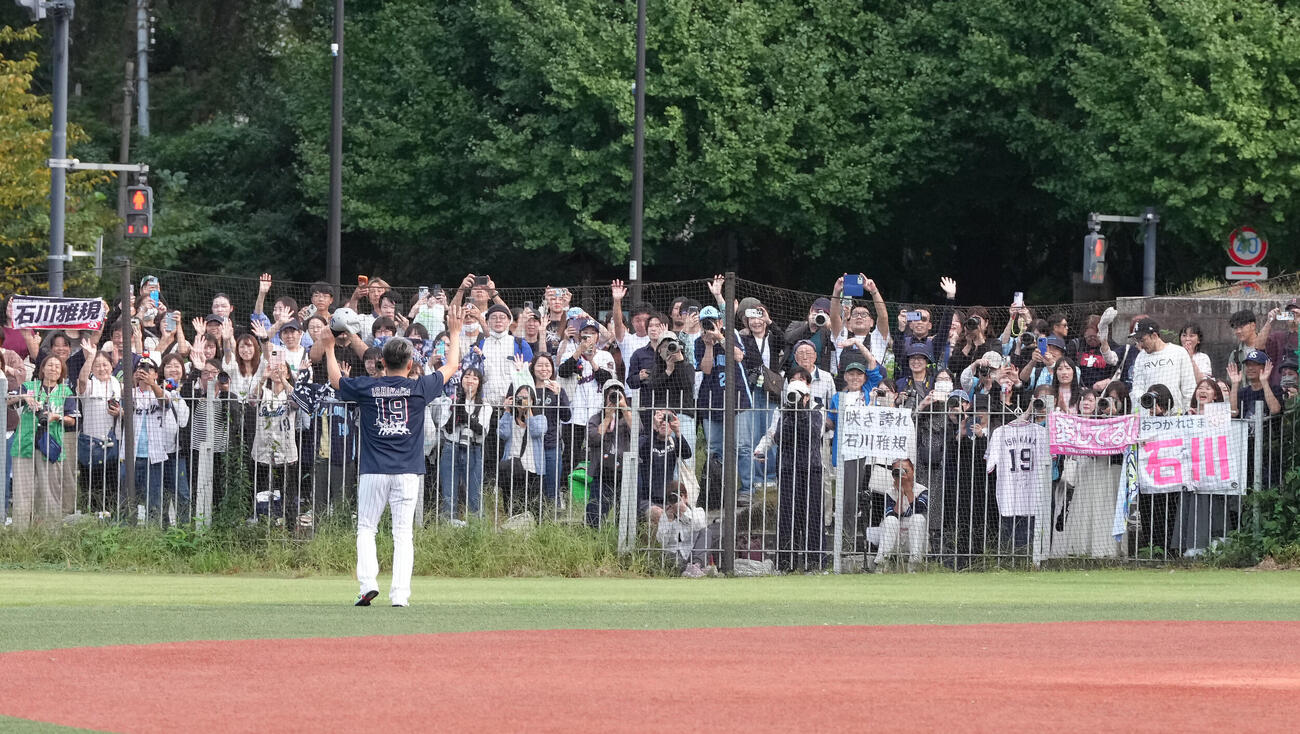 ヤクルト対中日　練習場に集まったファンにあいさつするヤクルト石川雅規（撮影・足立雅史）