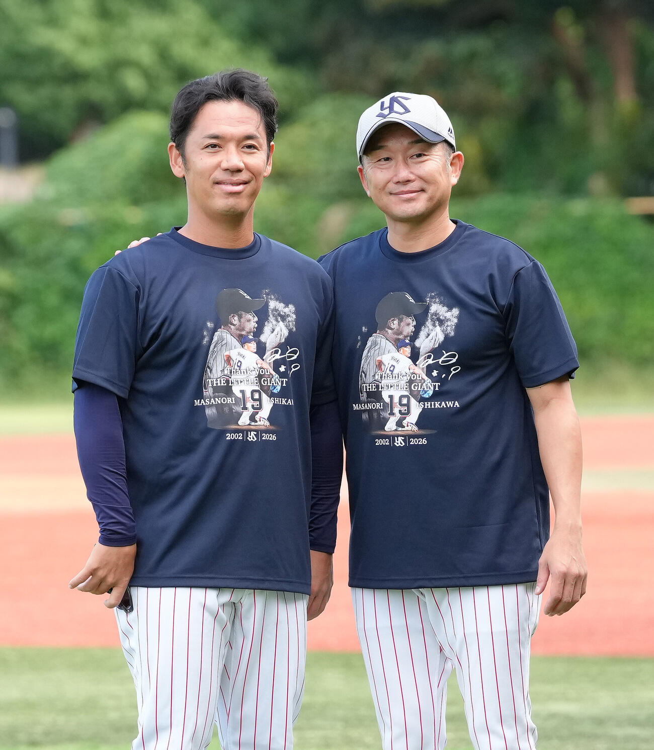 ヤクルト対中日　練習の合間に記念撮影するヤクルト石川雅規（右）と小川泰弘（撮影・足立雅史）