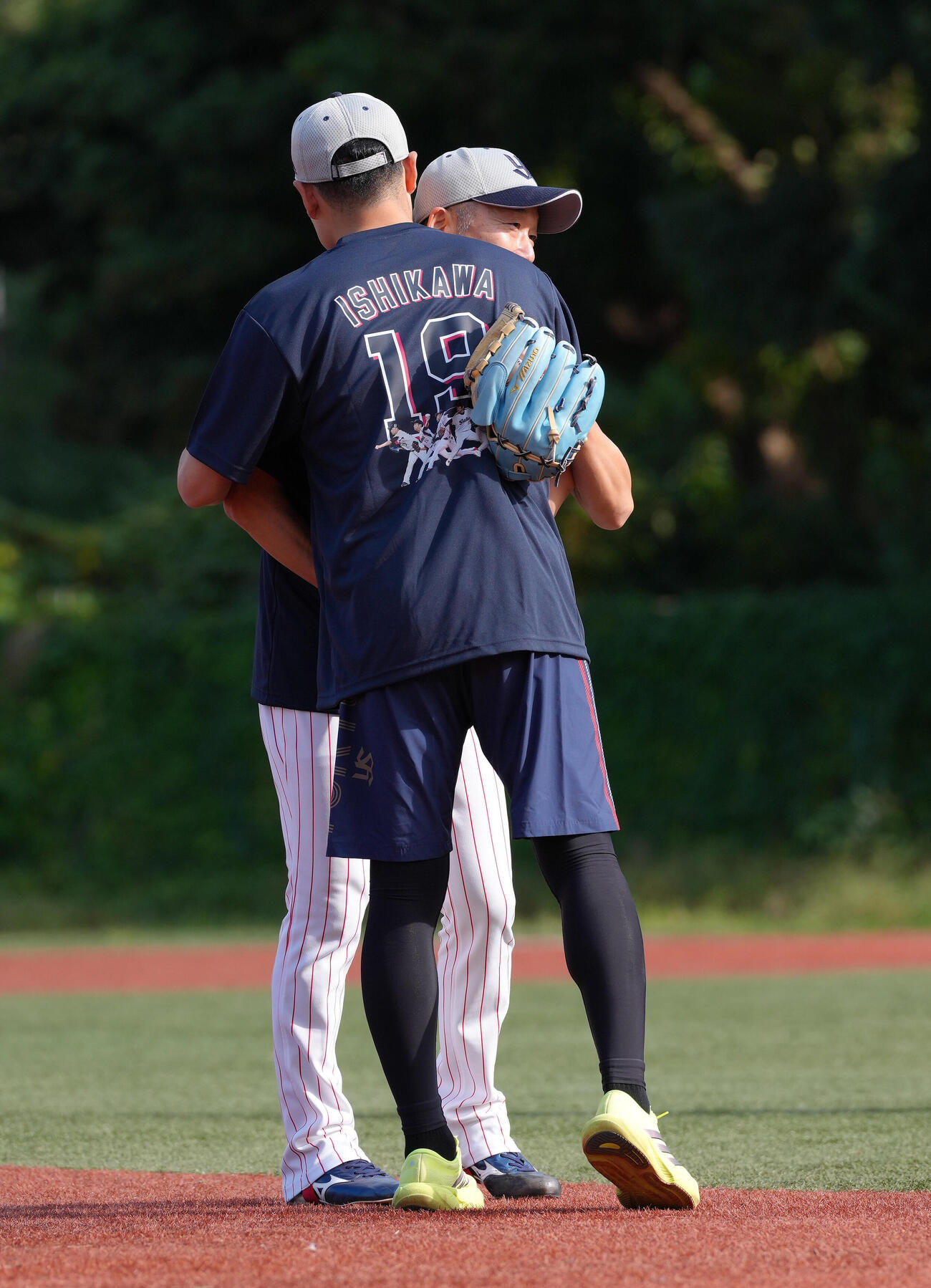 ヤクルト対中日　キャッチボールを終え、抱き合うヤクルト石川雅規（後方）と中村悠平（撮影・足立雅史）
