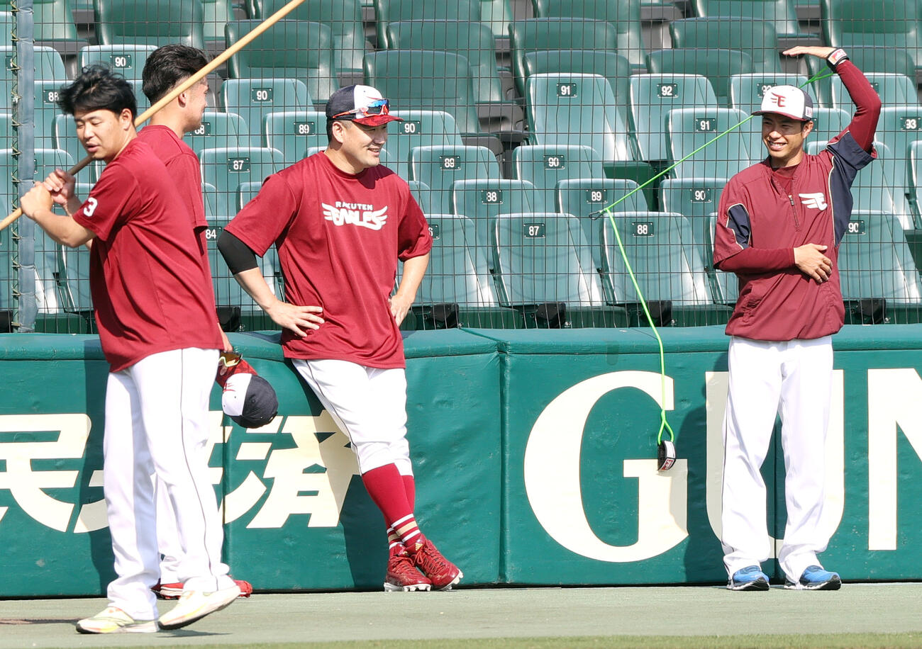 辛島航（右）は楽天時代の田中将大（左から3人目）と笑顔で話す（2022年5月撮影）
