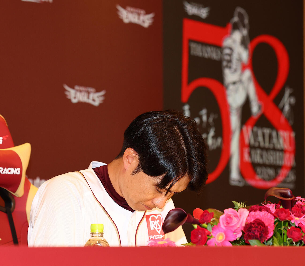 楽天対オリックス　引退会見でファンに感謝する楽天辛島航（撮影・野上伸悟）