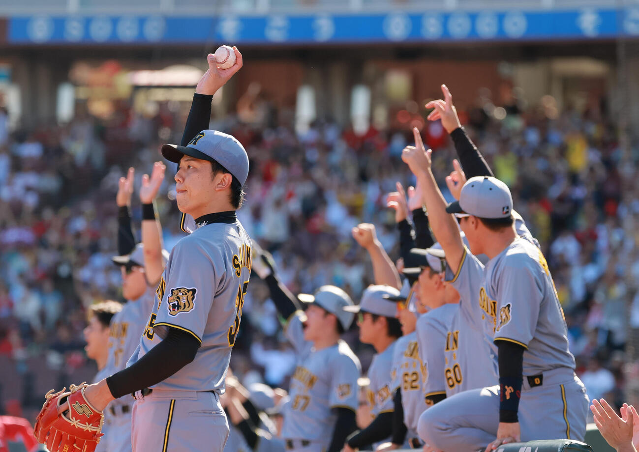 広島対阪神　3回表阪神2死一、二塁、佐藤輝明が3点本塁打を放ち手を挙げる才木浩人（左）ら（撮影・上山淳一）