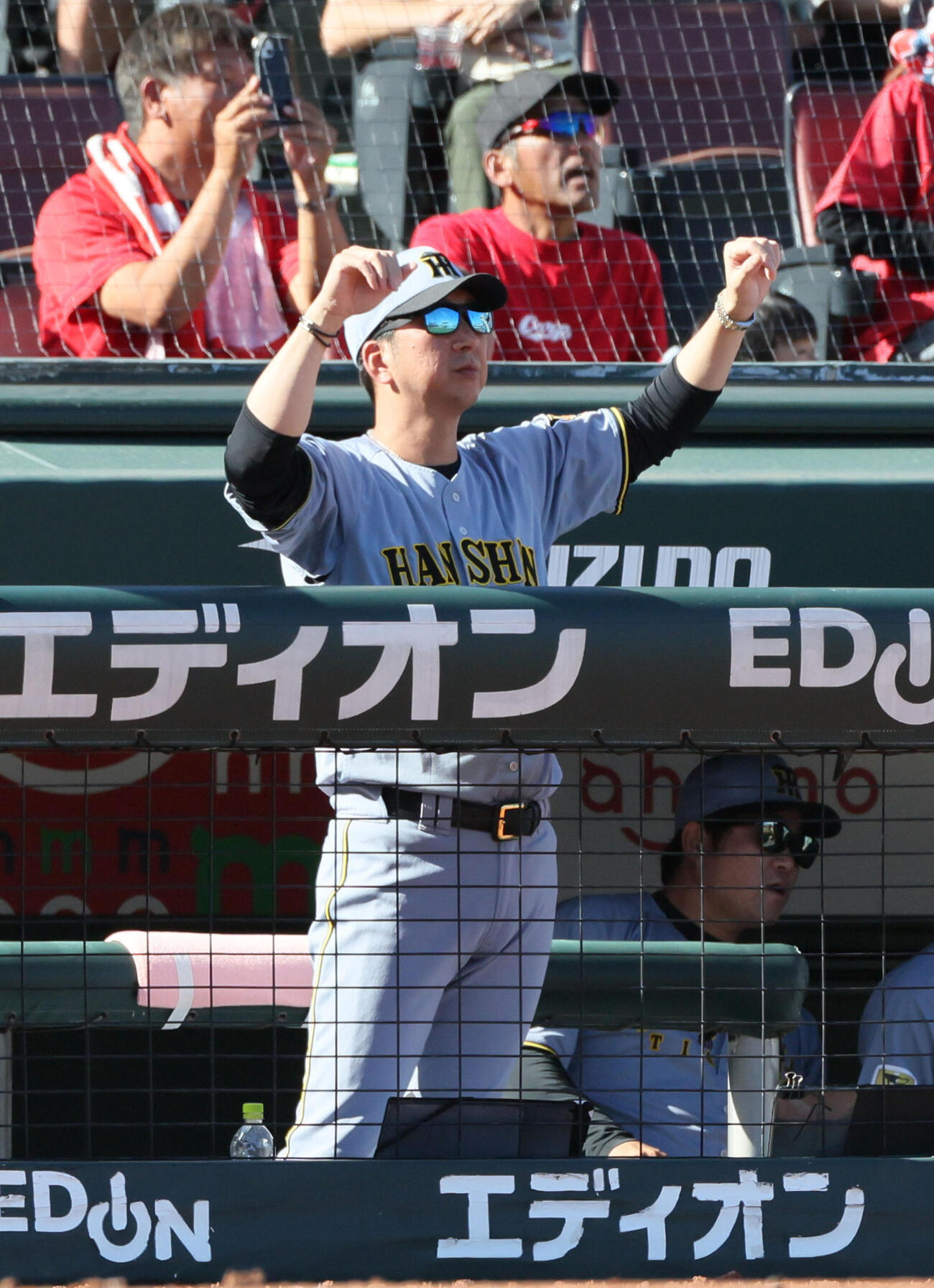 広島対阪神　3回表阪神2死一、二塁、佐藤輝明の勝ち越しの右越え3点本塁打に大喜びの藤川球児監督（撮影・加藤孝規）
