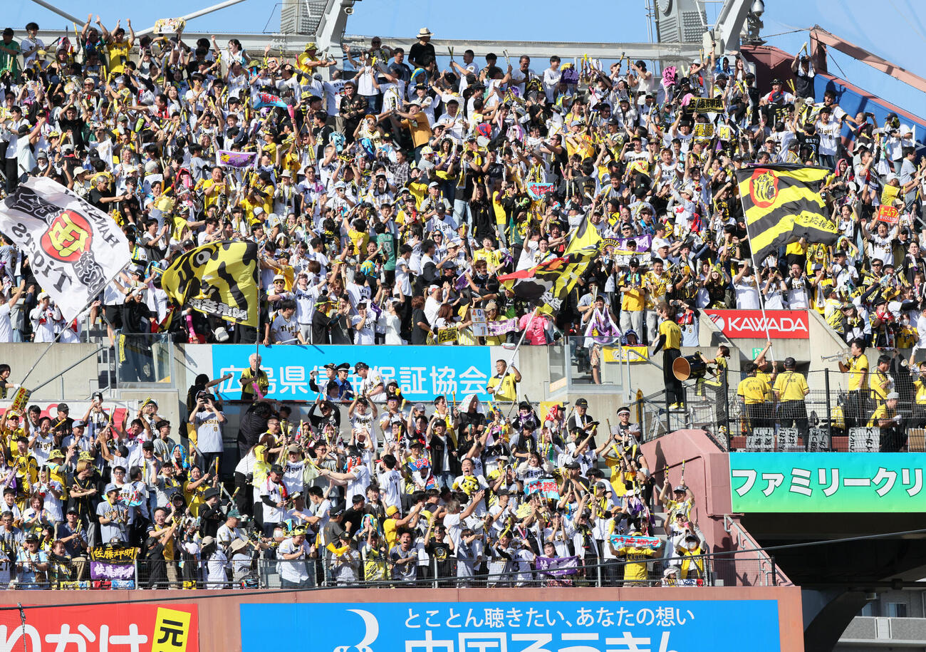 広島対阪神　3回表阪神2死一、二塁、佐藤輝明の勝ち越しの右越え3点本塁打に沸く阪神ファン（撮影・加藤孝規）