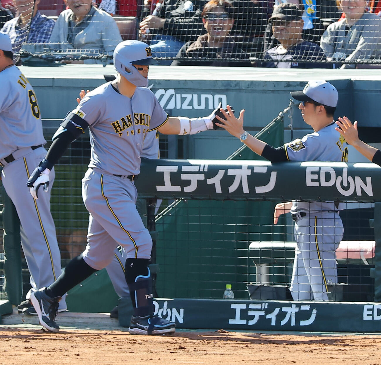 広島対阪神　3回表阪神2死一、二塁、3点本塁打を放った佐藤輝明は藤川球児監督の出迎えを受ける（撮影・上田博志）