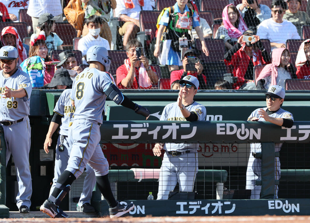 広島対阪神　3回表阪神2死一、二塁、勝ち越しの右越え3点本塁打を放った佐藤輝明を迎える藤川球児監督（撮影・加藤孝規）