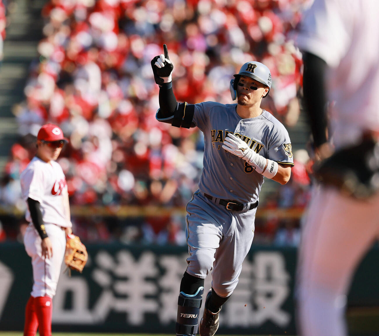 広島対阪神　3回表阪神2死一、二塁、佐藤輝明は3点本塁打を放ちポーズを取る（撮影・上山淳一）