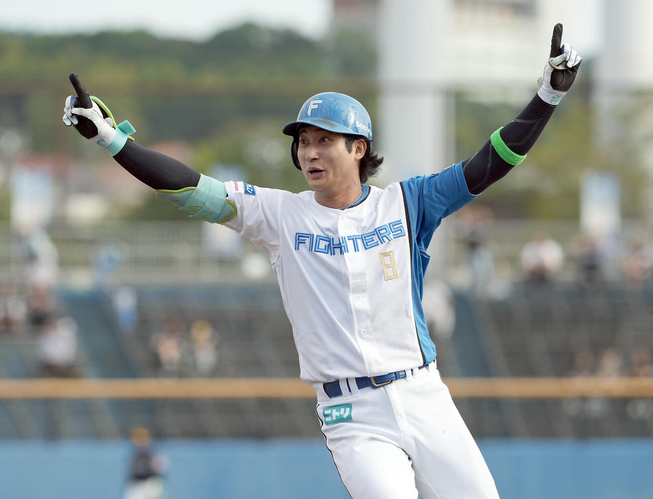 日本ハム対ソフトバンク　9回裏日本ハム1死二、三塁、サヨナラ内野安打を放ち喜ぶ浅間大基（撮影・たえ見朱実）