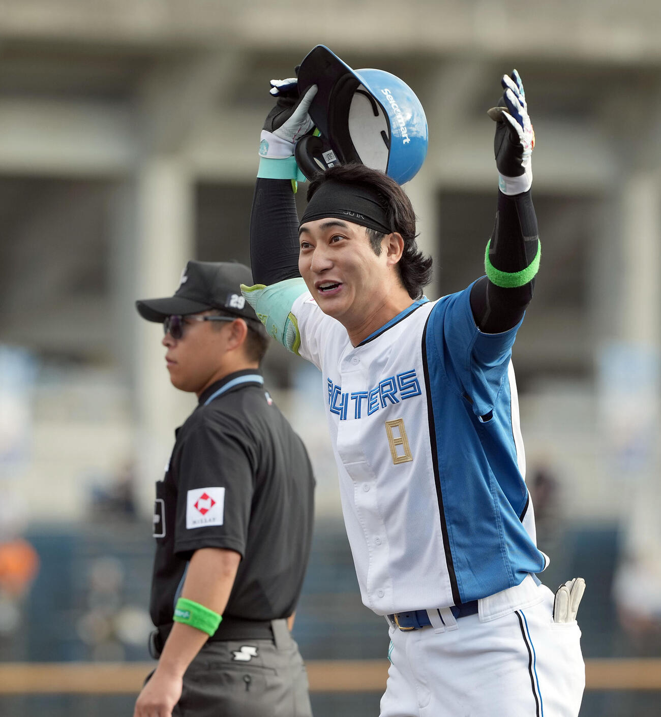 日本ハム対ソフトバンク　9回裏日本ハム1死二、三塁、サヨナラ内野安打を放ち喜ぶ浅間大基（撮影・たえ見朱実）