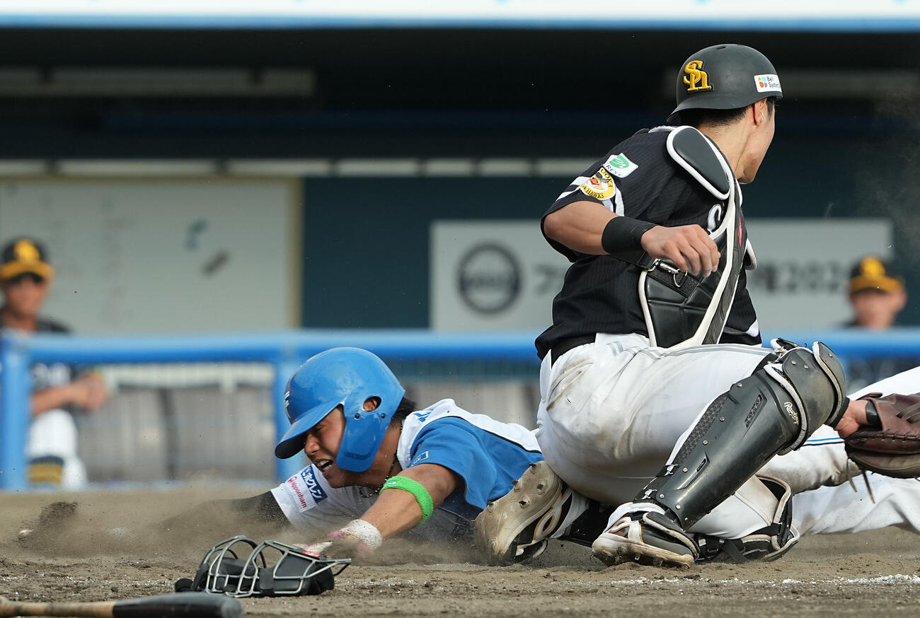 日本ハム対ソフトバンク　9回裏日本ハム1死二、三塁、浅間大基の内野安打で生還する常谷拓輝（撮影・たえ見朱実）