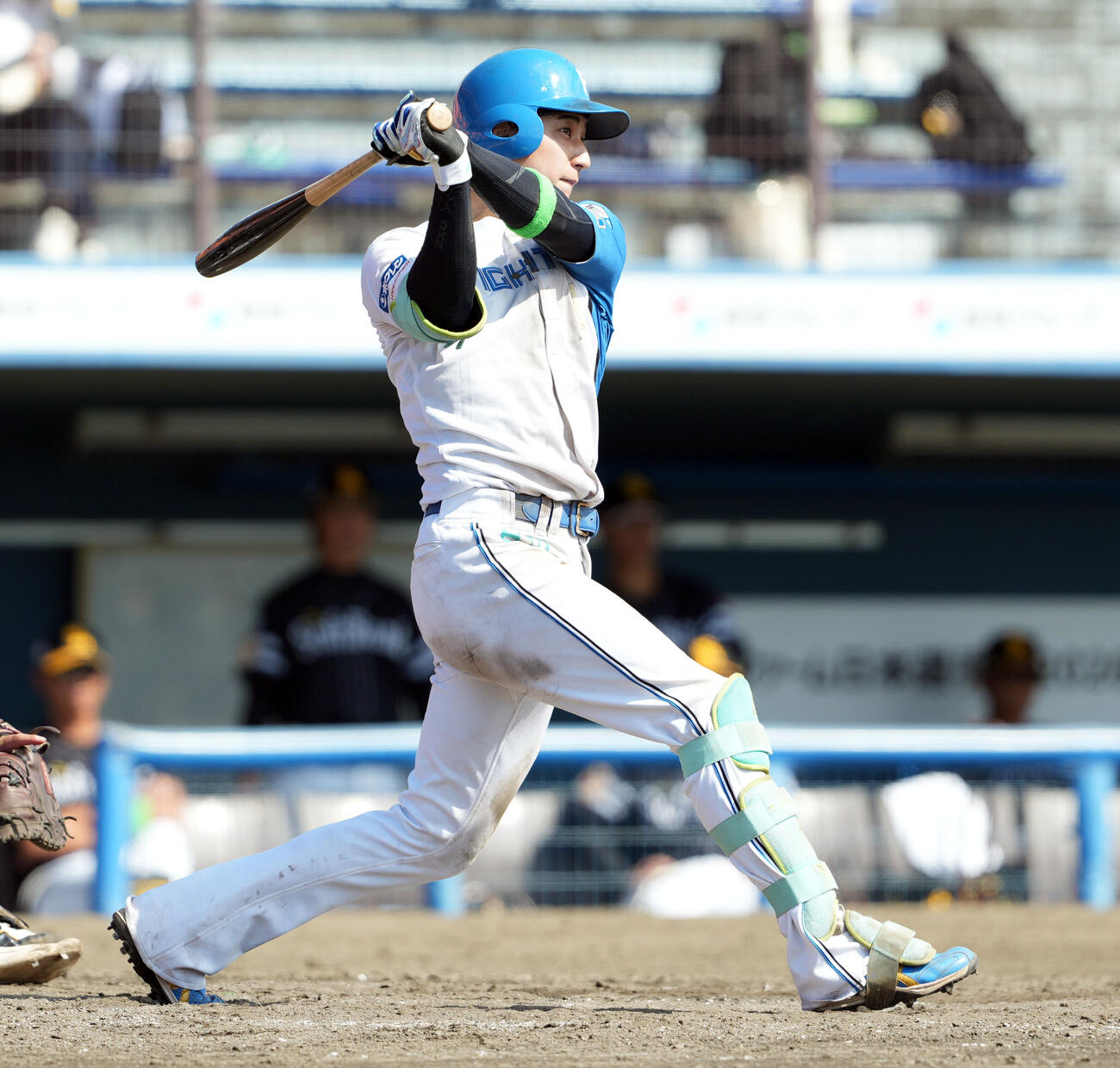 日本ハム対ソフトバンク　4回裏日本ハム2死、右前打を放つ浅間大基（撮影・たえ見朱実）