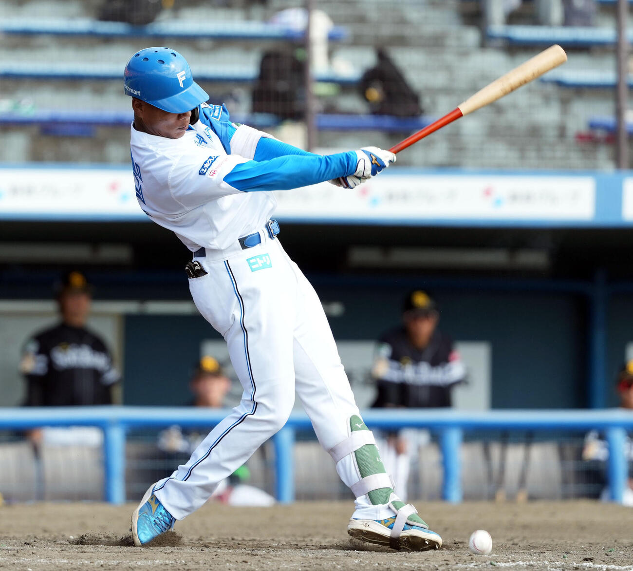 日本ハム対ソフトバンク　5回裏日本ハム無死、三塁内野安打を放つエドポロ・ケイン（撮影・たえ見朱実）