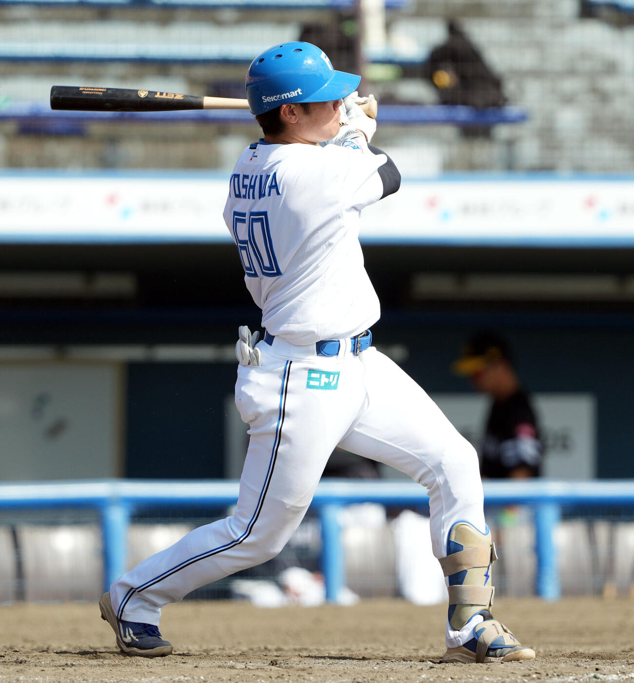日本ハム対ソフトバンク　5回裏日本ハム2死一、二塁、適時二塁打を放つ吉田賢吾（撮影・たえ見朱実）