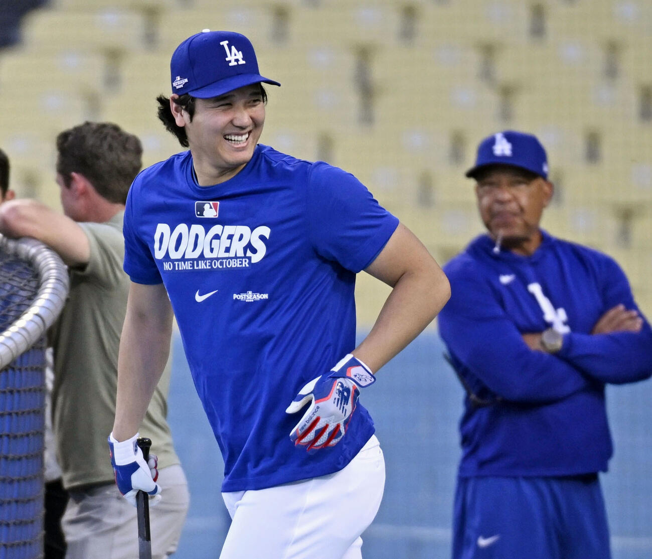 笑顔で打撃練習に臨むドジャース・大谷。右はロバーツ監督＝ロサンゼルス（共同）