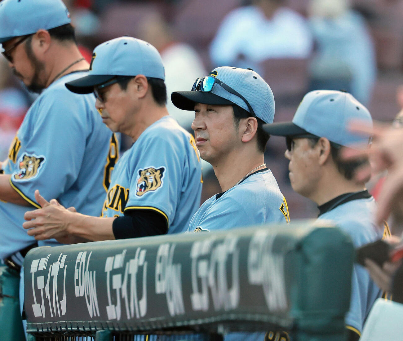 広島対阪神　5回表、戦況を見る藤川球児監督（右から2人目）（撮影・上山淳一）
