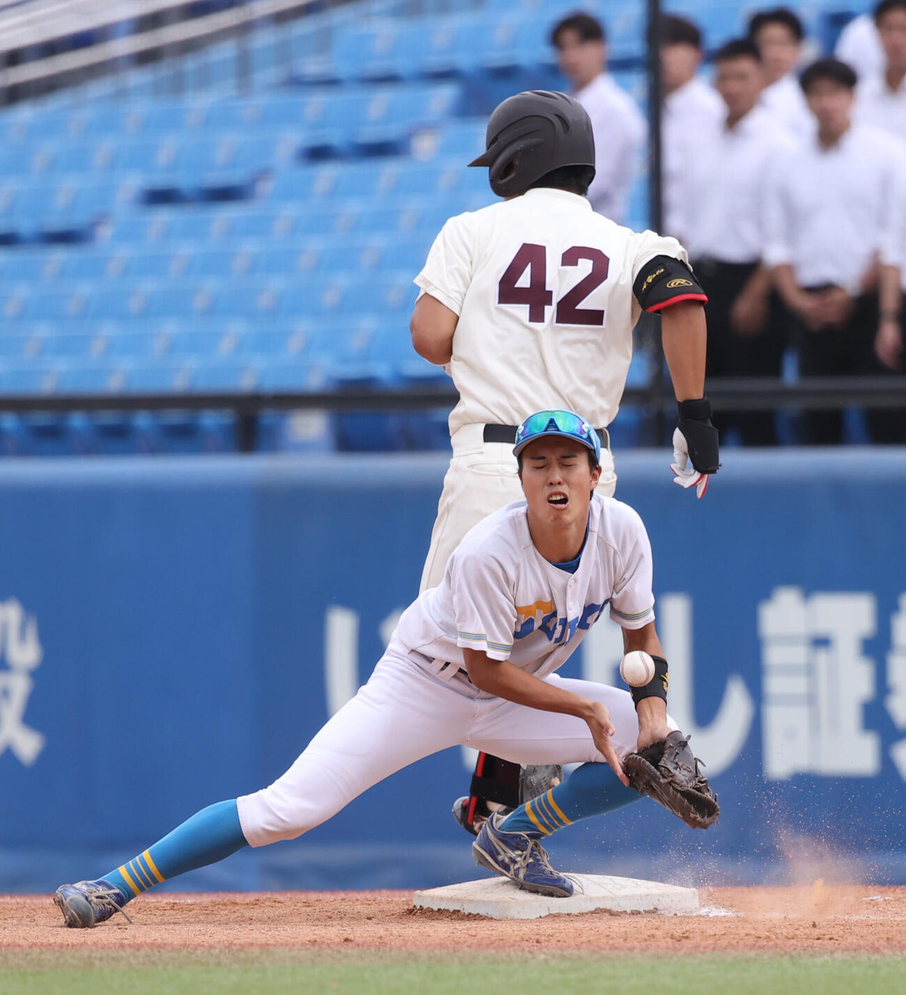 東大対早大　4回裏早大1死一、三塁、阿部葉太の投ゴロを松本慎之介が悪送球し三塁走者が生還する。東大・堀部康平一塁手（撮影・柴田隆二）
