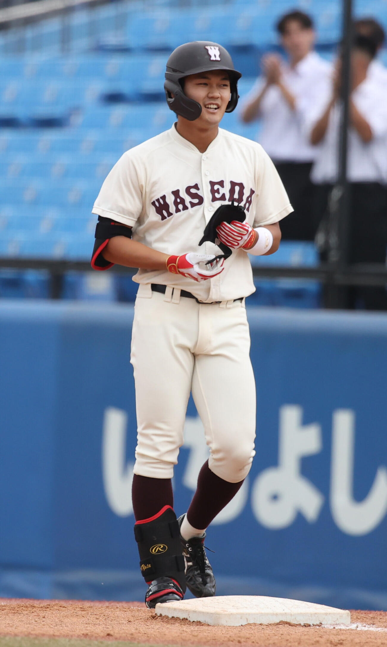 東大対早大　4回裏早大1死一、三塁、阿部葉太は相手エラーで得点が入り笑顔を見せる（撮影・柴田隆二）